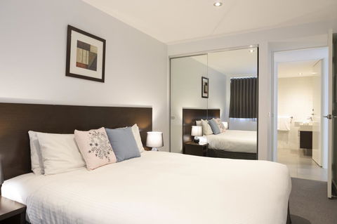 The Dolphin Apartments - Foster Accommodation 17