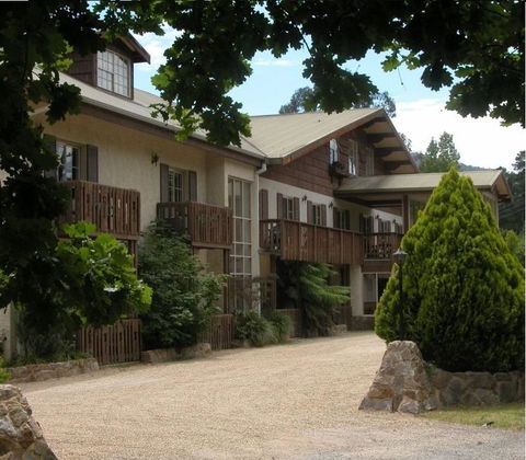Bright Chalet - Foster Accommodation 1