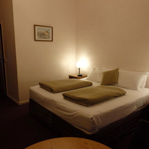 Bright Chalet - Foster Accommodation 11