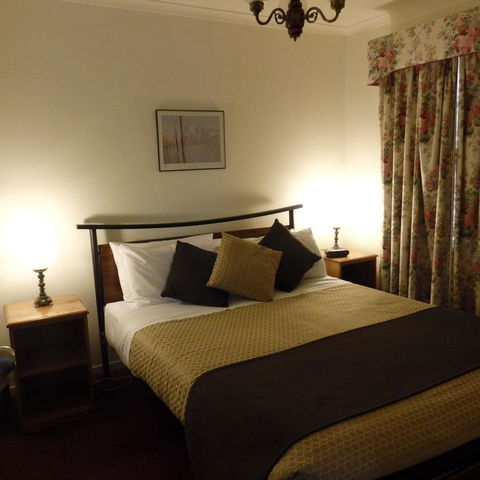Bright Chalet - Foster Accommodation 12