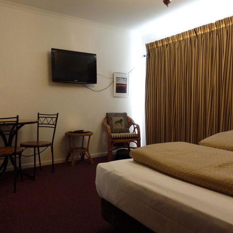 Bright Chalet - Foster Accommodation 13