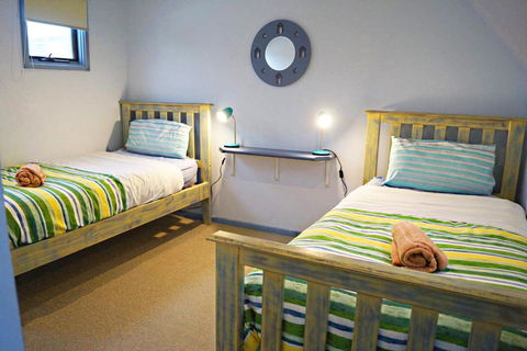 Rayville Boat Houses - Foster Accommodation 20