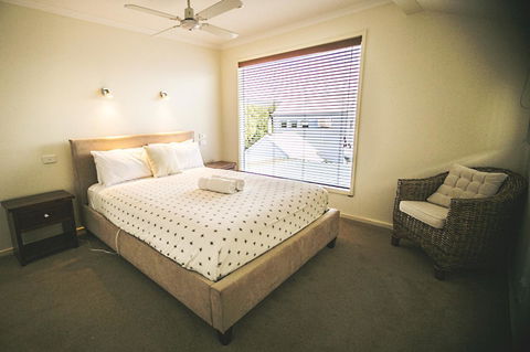Rayville Boat Houses - Foster Accommodation 10