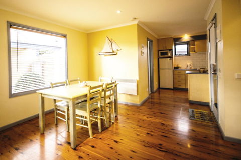 Rayville Boat Houses - Foster Accommodation 25