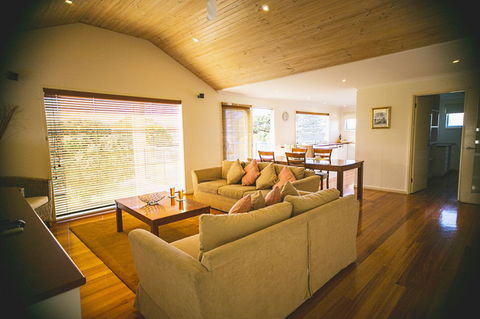 Rayville Boat Houses - Foster Accommodation 8