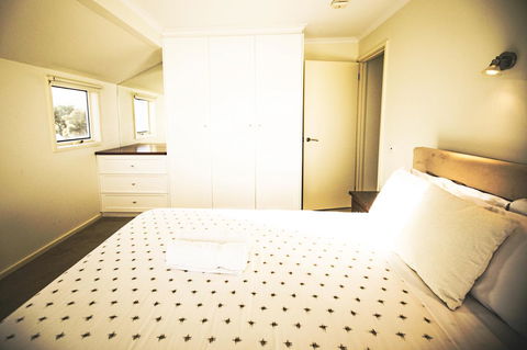 Rayville Boat Houses - Foster Accommodation 14