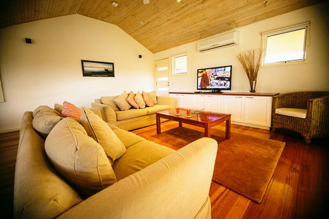 Rayville Boat Houses - Foster Accommodation 7