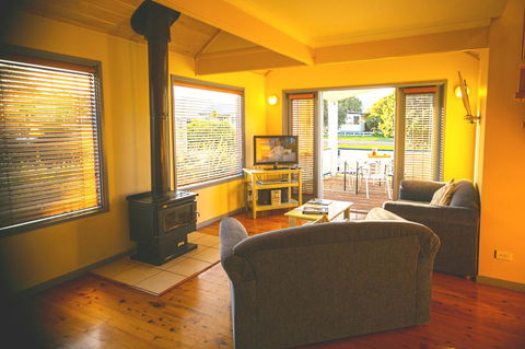 Rayville Boat Houses - Foster Accommodation 4