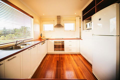 Rayville Boat Houses - Foster Accommodation 5