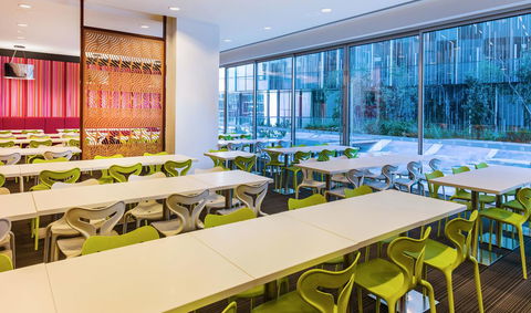 Travelodge Hotel Melbourne Docklands - Foster Accommodation 16