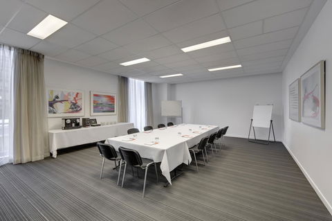 Travelodge Hotel Melbourne Docklands - Foster Accommodation 24