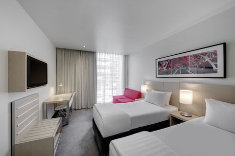 Travelodge Hotel Melbourne Docklands - Foster Accommodation 2