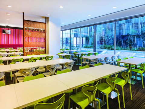 Travelodge Hotel Melbourne Docklands - Foster Accommodation 21