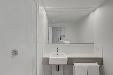 Travelodge Hotel Melbourne Docklands - Foster Accommodation 8