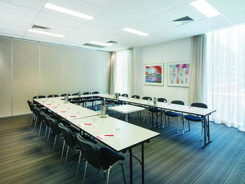 Travelodge Hotel Melbourne Docklands - Foster Accommodation 11