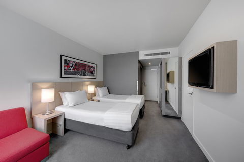 Travelodge Hotel Melbourne Docklands - Foster Accommodation 1