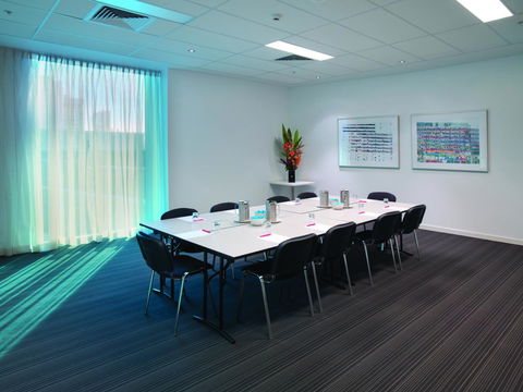 Travelodge Hotel Melbourne Docklands - Foster Accommodation 22