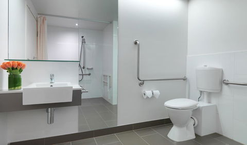 Travelodge Hotel Melbourne Docklands - Foster Accommodation 19