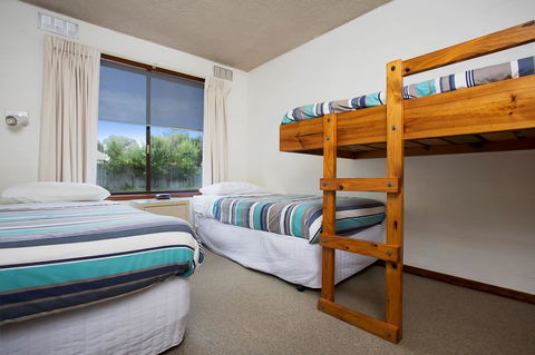 Eastern Beach Holiday Units - Foster Accommodation 6