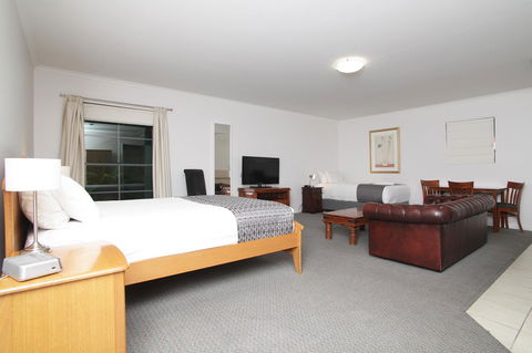 Quality Inn & Suites The Menzies - Foster Accommodation 10