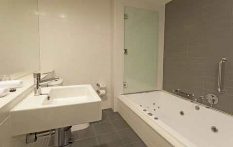Causeway 353 Hotel - Foster Accommodation 9