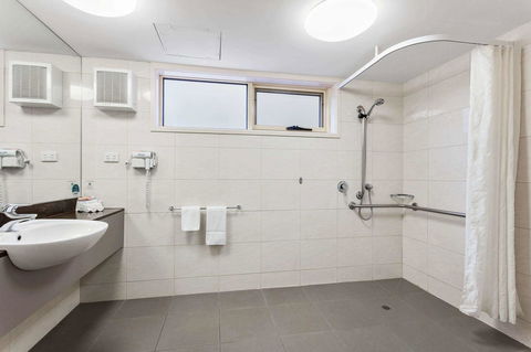 Quality Hotel Bayside Geelong - Foster Accommodation 13