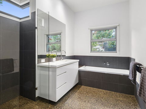Aireys Ocean View - Foster Accommodation 9