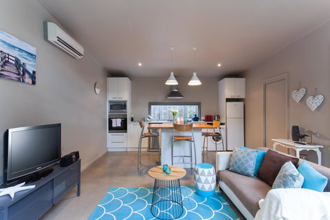 The Love Shack - Romantic Bungalow - Foster Accommodation 2