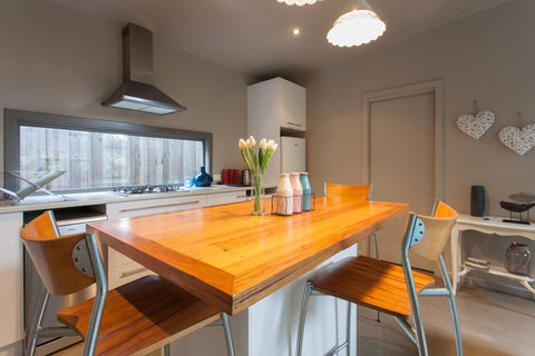 The Love Shack - Romantic Bungalow - Foster Accommodation 4