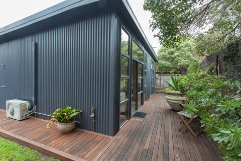 The Love Shack - Romantic Bungalow - Foster Accommodation 1