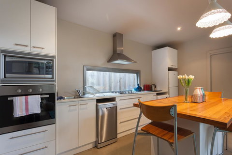 The Love Shack - Romantic Bungalow - Foster Accommodation 5