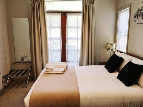 Luxury Abalina Cottages - Foster Accommodation 4