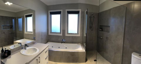 Luxury Abalina Cottages - Foster Accommodation 14