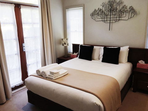 Luxury Abalina Cottages - Foster Accommodation 3