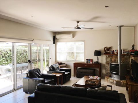 Luxury Abalina Cottages - Foster Accommodation 6