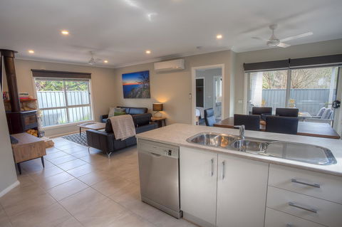 Luxury Abalina Cottages - Foster Accommodation 7