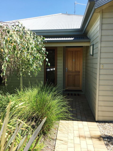 Luxury Abalina Cottages - Foster Accommodation 36