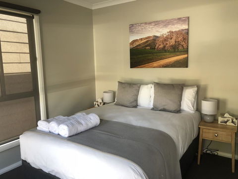 Luxury Abalina Cottages - Foster Accommodation 25