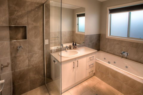 Luxury Abalina Cottages - Foster Accommodation 10