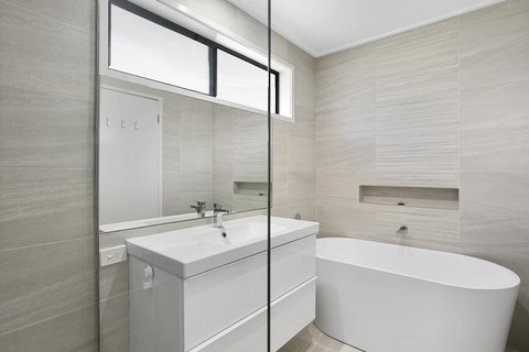 Fairhills - NEW LISTING, Beautifully Styled - Foster Accommodation 7