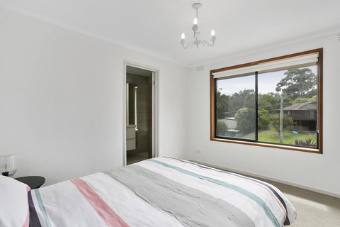 Fairhills - NEW LISTING, Beautifully Styled - Foster Accommodation 5
