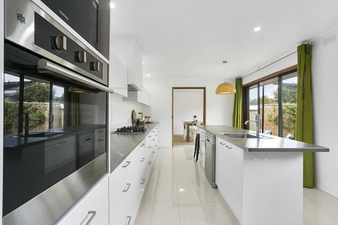 Fairhills - NEW LISTING, Beautifully Styled - Foster Accommodation 2