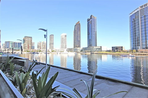 Auzzie Apartments Docklands, Melbourne - Foster Accommodation 1