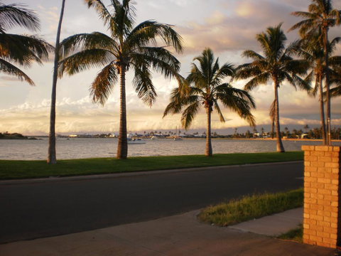 The Carnarvon Luxury Canal Home - Foster Accommodation 1