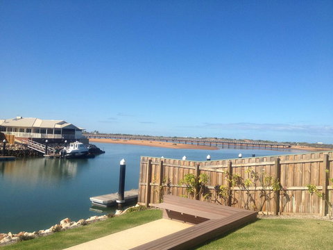 The Carnarvon Luxury Canal Home - Foster Accommodation 2