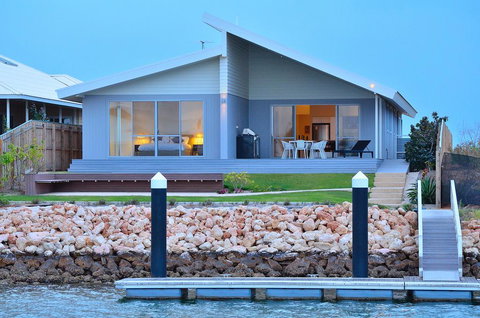 The Carnarvon Luxury Canal Home - Foster Accommodation 0