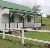 The Dollhouse Cottage - Foster Accommodation