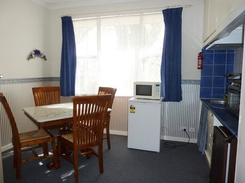 The Doo Drop Inn - Foster Accommodation 1
