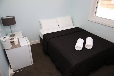 The Lakes Hotel - Foster Accommodation 2