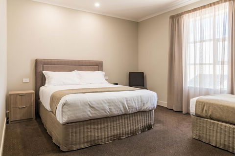 The Lighthouse Hotel - Foster Accommodation 0